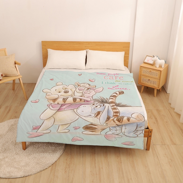 小熊維尼瞬涼被-真愛相擁 情境圖700X700.jpg